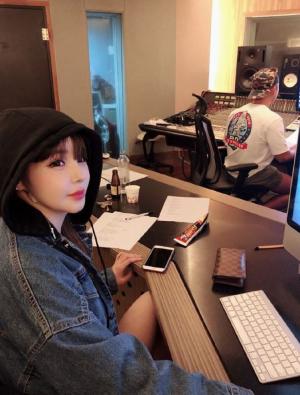 “녹음실에서”…박봄, 컴백 본격 시동 ‘관심 UP’