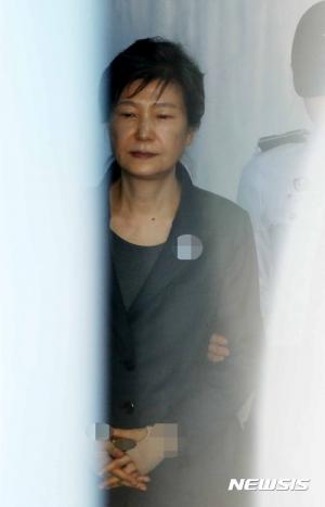 박근혜 &apos;국정농단 2심&apos; 징역 25년 선고-합산 복역기간 33년…삼성 영재센터 후원금 뇌물 인정