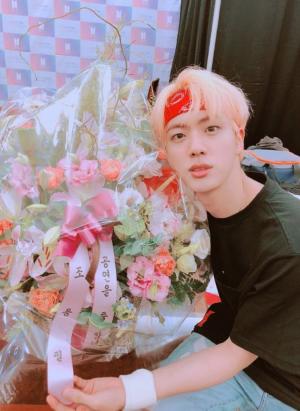 방탄소년단(BTS) 진, 꽃 보내준 조용필에게 감사 인사…“아미도 너무 사랑합니다”