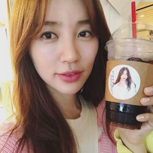 ‘설렘주의보’ 윤은혜, 여전히 아름다운 외모 자랑…‘커피 컵보다 작은 얼굴’