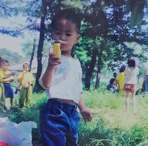 뉴이스트W JR(종현), 귀여움 가득한 뽀시래기 시절 공개…‘너무 깜찍해’