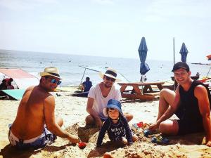 ‘조식포함 아파트‘ 알베르토 몬디, 아들 레오와 해변에서 피서 즐겨…“유럽인줄”