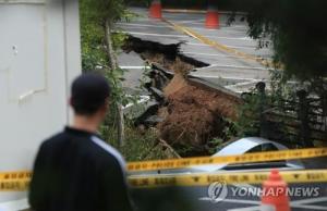 가산동 싱크홀 발생, 금천구 한 아파트 바로 옆 대형 싱크홀… “어제 저녁부터 지진 나는 것 같은 소리 들려”