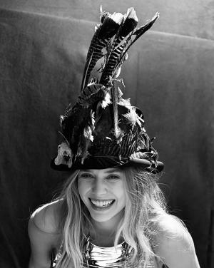 ‘어벤져스 : 인피니티 워’ 엘리자베스 올슨, 화려한 모자 쓰고 근황 공개…“주말이 다가오니 신나”