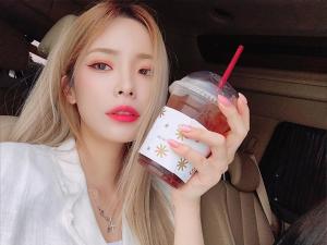 헤이즈(Heize), 커피 들고 화려한 미모 과시…“계속 예뻐져”