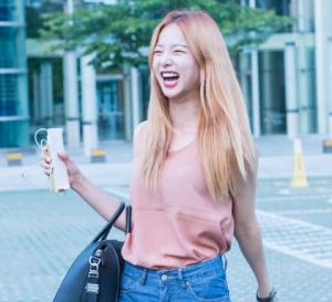 ‘복면가왕 동막골소녀 추정’ 이엑스아이디(EXID) 솔지, 밝게 웃으며 찍힌 사진 눈길