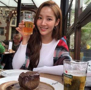 ‘김비서가 왜 그럴까’ 박민영, 맥주를 마셔도 빛나는 미모…‘유럽에서도 예쁘다’