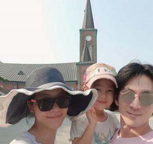 윤지민♡권해성 부부, 딸과 함께한 행복한 일상…“가족사진”
