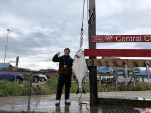 ‘도시어부’ 마이크로닷(마닷), 알래스카 낚시 인증샷...‘30kg 대광어와 함께’