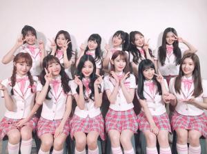 ‘프로듀스48’ 아이즈원(IZONE), 센터1위 장원영 중심으로한 단체사진 공개…‘미모 열일하는 12소녀’