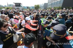 ‘몸싸움·고성’ 오간 인천 첫 퀴어축제 현장…행사 무산