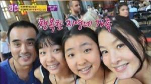 박지영, 남편과 두 딸 모습 담긴 가족사진 공개…‘똑 닮은 네 사람’
