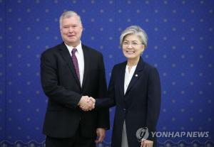 강경화 장관 “실질적 진전 중요”…비건 대표“韓-美 함께 외교적 노력 집중”