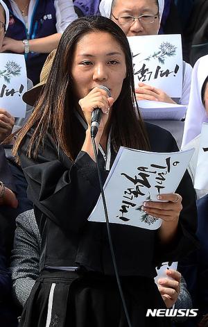 ‘백남기 유족 명예훼손’ 만화가 윤서인, 징역 1년 구형...윤서인 “표현할 권리 있다” 주장