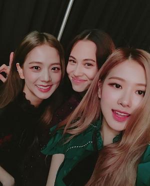 블랙핑크(BLACKPINK) 로제, 지수-미즈하라 키코와 함께 “사랑스러운 언니들”