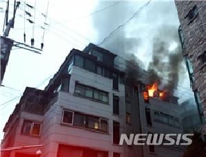 서울 관악구 아파트 새벽 화재…주민 7명 구조