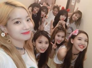 ‘라이키 뮤비 3억뷰 돌파’ 트와이스(TWICE), 세상 상큼한 단체샷 공개