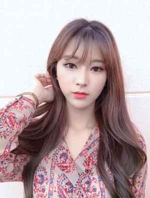 ‘롤드컵 여신’ 안경누나 김수현 아나운서, 남다른 미모 뽐내는 한 컷…‘화려한 이목구비 돋보여’