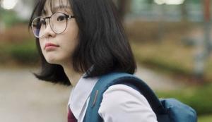 영화 ‘마녀’ 김다미, 안경쓰고 교복입으니 영락없는 ‘고등학생’