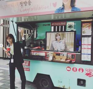 KBS2 토일드라마 ‘하나뿐인 내편’ 유이, 커피차 인증샷 공개…‘김도란 파이팅’