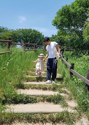 류승수, 아내 윤혜원·딸 율이와 함께 행복한 일상…‘세 가족 나들이’