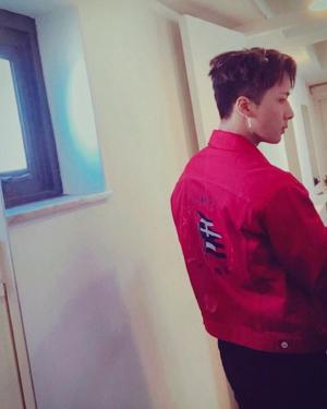 ‘섹션TV 연예통신’ 빅스(VIXX) 라비, 빨간 자켓입고 근황 게재…간지가 ‘활활’