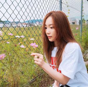 소녀시대 오지지(SNSD-Oh!GG) 태연, 가을향기 풍기는 일상 공개…“누가 코스모스야?”