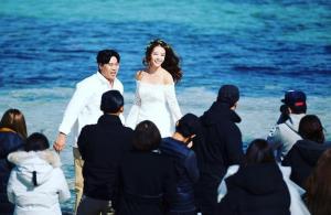 ‘LA 다저스’ 류현진♥배지현, 청량감 넘치는 웨딩 사진 공개…“정말 아름다운 커플”