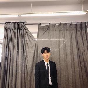 ‘어썸피드’ 아이콘(iKON) 송윤형, 블랙 수트와 흑발이 완벽 조화이룬 ‘남신’ 미모…“누가 찍어줬지?”