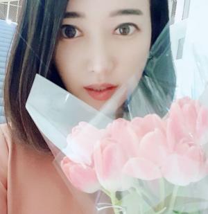 ‘김건모 맞선녀’ 양한나 아나운서, 꽃다발 들고 셀카…‘꽃을 든 여신’