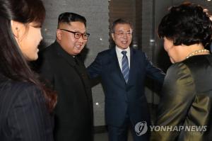 남북정상, 대동강 수산물 식당 만찬…文 대통령 북한 주민들과 대화