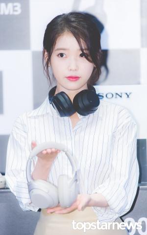 [HD포토] 아이유(IU), ‘비싼 제품이라 두손으로 조심스럽게…’