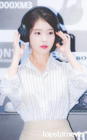 [HD포토] 아이유(IU), ‘아이유에겐 너무 큰 헤드폰’