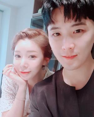 최현준♥신소이 부부, 우월한 비주얼 과시하는 사랑스러운 일상 공개…“두분 다 빛나시네요”