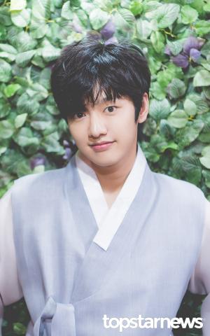 [HD포토] 크로스진(Cross Gene) 신원호, ‘매끈한 인형피부’ (한복인터뷰)