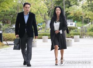 ‘여배우 스캔들’ 김부선, 강용석 변호사와 법원 출석…이재명에게 3억원 손배소