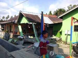 인도네시아 규모 7.5 지진 발생 → 쓰나미까지…‘통신 장애·무너진 건물로 혼란’