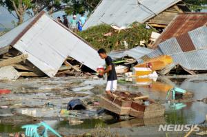 인도네시아 규모 7.5강진·쓰나미로 48명 사망, 수백명 부상…현재 복구에 전력 지시