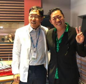 ‘굿모닝FM 김제동입니다’ 김제동, 신우식과 세상 해맑은 모습 “흰옷 입은 동디와 블랙 입은 신우식”