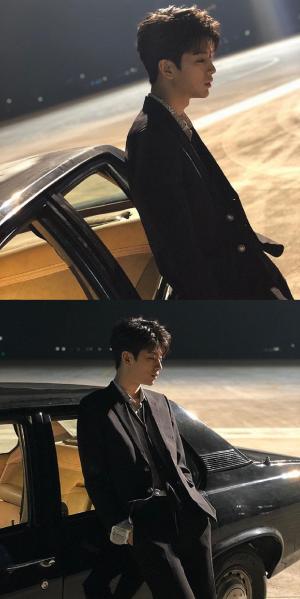 ‘이별길’ 아이콘(iKON) 송윤형, 차에 기댄 채 우수에 찬 눈빛…“완벽한 남신 미모”