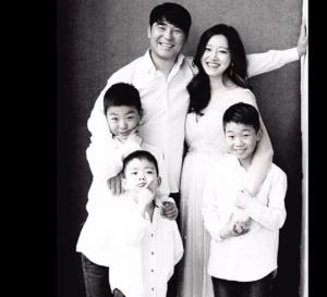 임창정, 만삭 아내-똑 닮은 세 아들과 함께 찍은 가족사진 화제…‘행복해 보이는 가족’