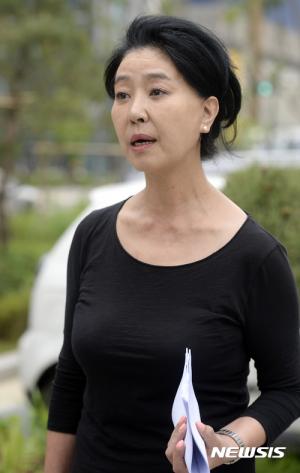 김부선, 이재명 고소인 자격으로 검찰 조사…“미안하다 했으면 이런 일 없어”