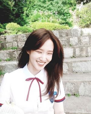 ‘오늘의 탐정’ 박은빈, 교복입고 환한 눈웃음의 정여울 사진 공개…‘긴 생머리 교복여신’
