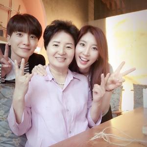 슈퍼주니어(SJ) 이특, 미모의 누나 박인영-엄마와 함께 찍은 셀카 공개… “가족이 판박이네”