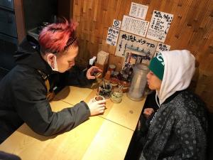 루피, 과거 나플라와 일본에서의 일상…‘레드+그린의 조화’