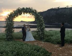 ‘11년 열애끝에 결혼’ DJ DOC 이하늘, 제주도에서 결혼식…‘축가는 임창정-산이’
