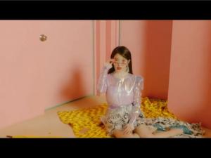 아이유(IU), 신곡 ‘삐삐’ MV 클립 공개…“가라 삐삐 재밌었다”