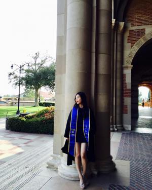 ‘하트시그널 시즌2’ 오영주, UCLA 졸업 당시 사진 공개 …‘늘씬한 각선미 자랑’
