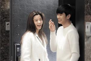 전지현-김수현, 홍자매 작품 ‘별에서 온 그대’ 촬영 중 다정한 모습 화제…‘빛나는 비주얼의 두 사람’