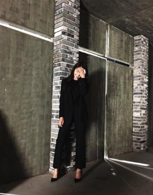 ‘프리스트’ 정유미, 올블랙으로 맞춰 입고 풍기는 아우라 ‘드라마 기대감 폭발’
